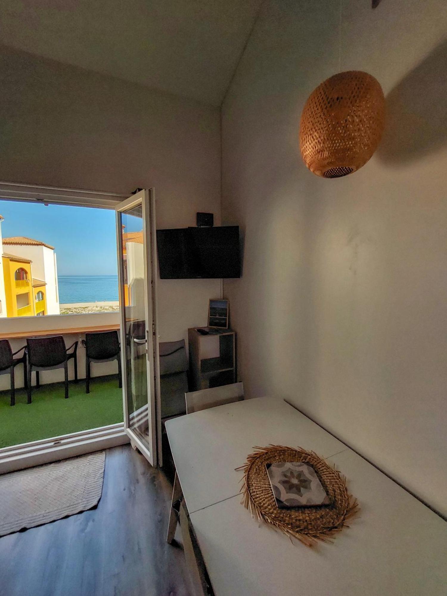 Agréable appartement rénové avec une terrasse vue mer, parking et Wifi gratuit Le Barcarès Esterno foto