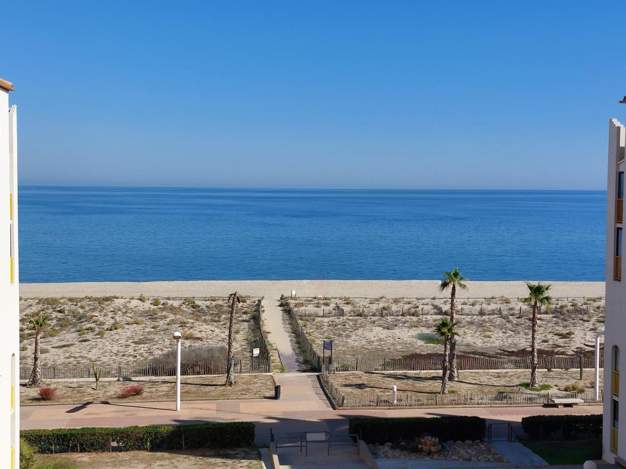 Agréable appartement rénové avec une terrasse vue mer, parking et Wifi gratuit Le Barcarès Esterno foto