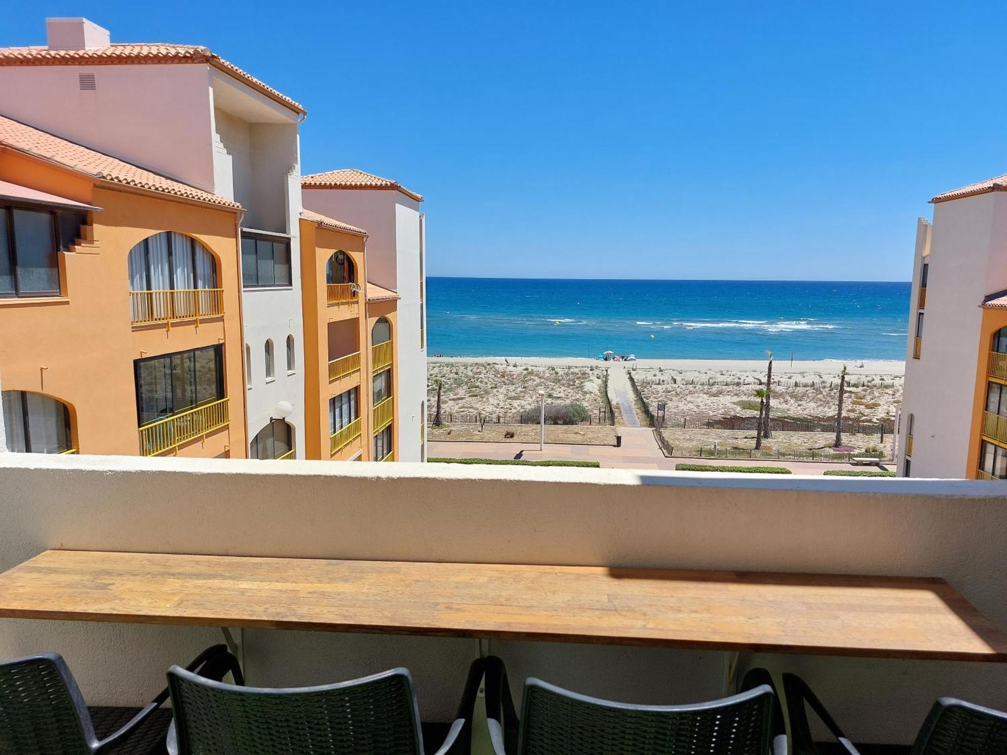 Agréable appartement rénové avec une terrasse vue mer, parking et Wifi gratuit Le Barcarès Esterno foto