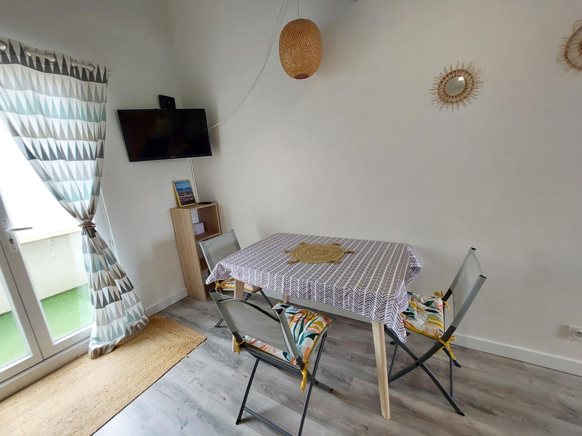 Agréable appartement rénové avec une terrasse vue mer, parking et Wifi gratuit Le Barcarès Esterno foto